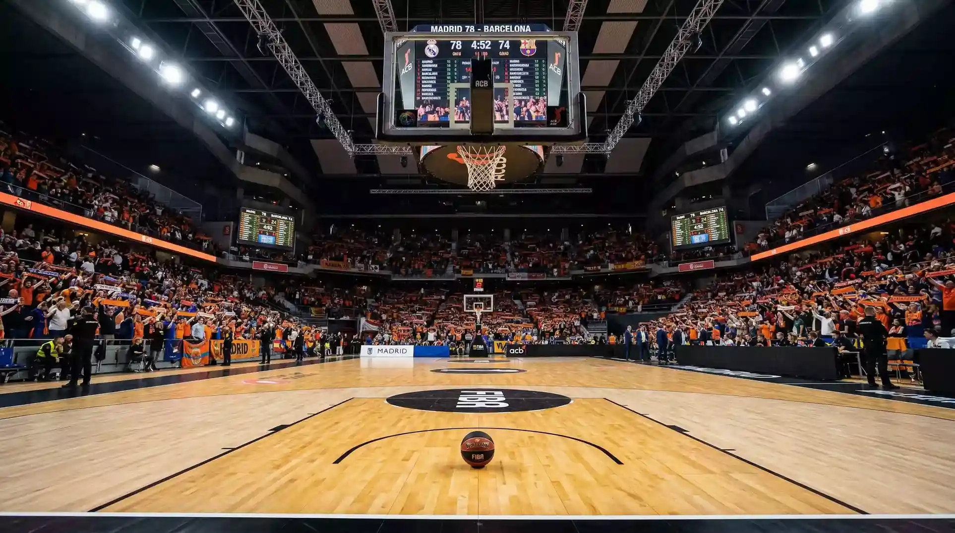 Apuesta Liga ACB — pabellón de baloncesto de la Liga Endesa durante un partido nocturno con gradas llenas