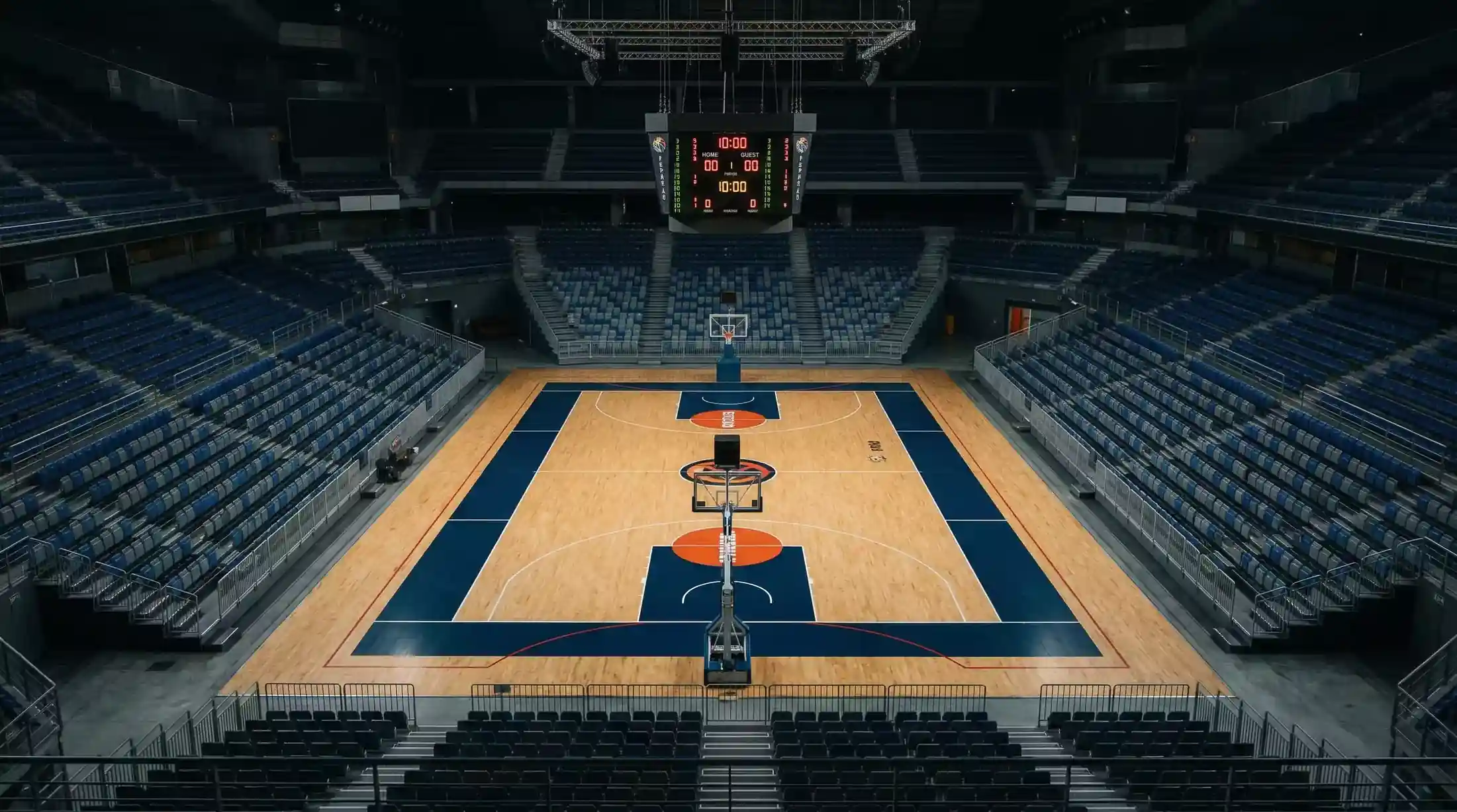 Formato de la Liga Endesa — pista de baloncesto profesional vista desde la grada con marcador electrónico