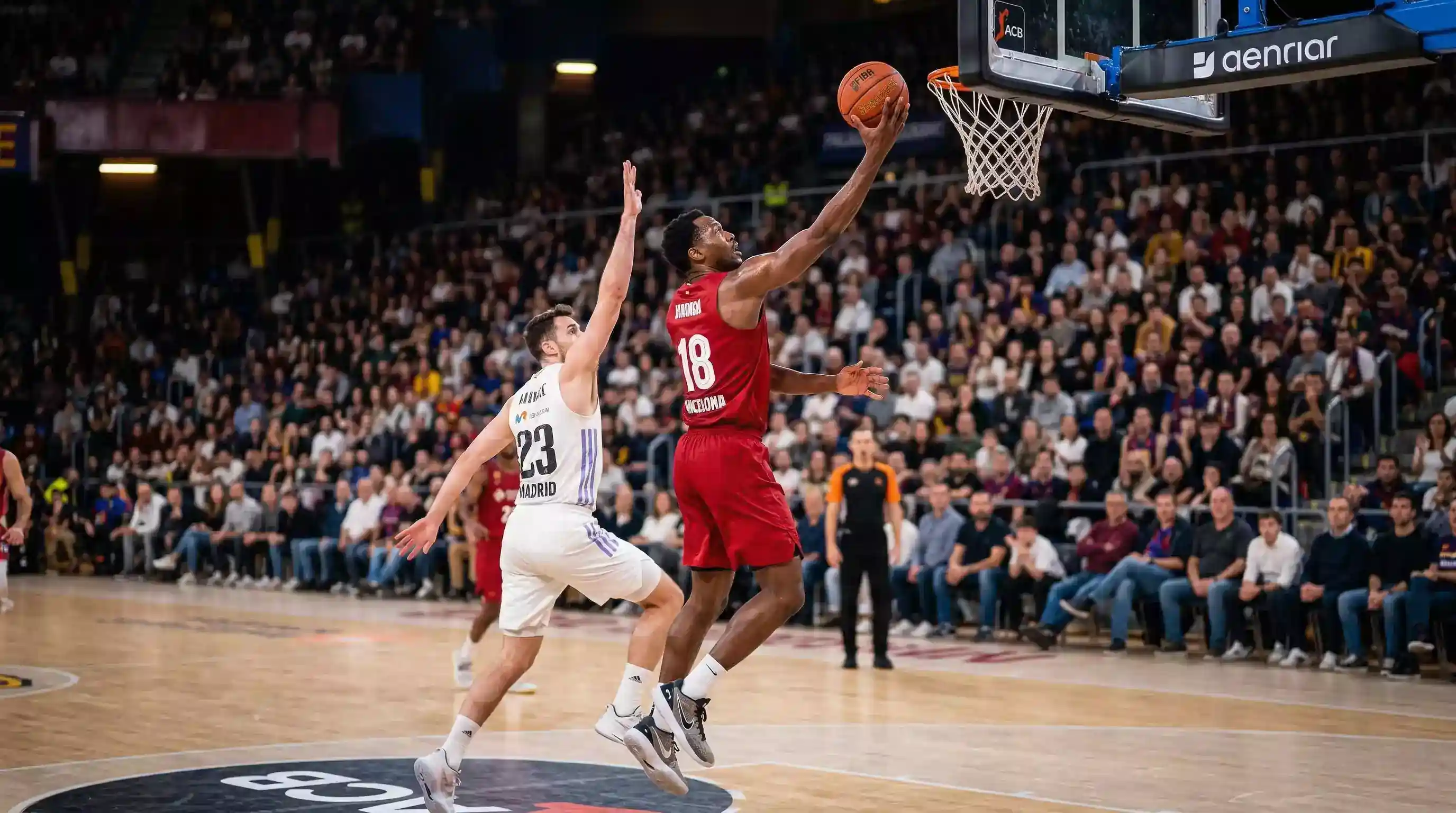 Jugador de baloncesto ACB anotando puntos en un partido de la Liga Endesa